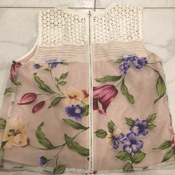 A beautiful blouse - Picture 2 of 4